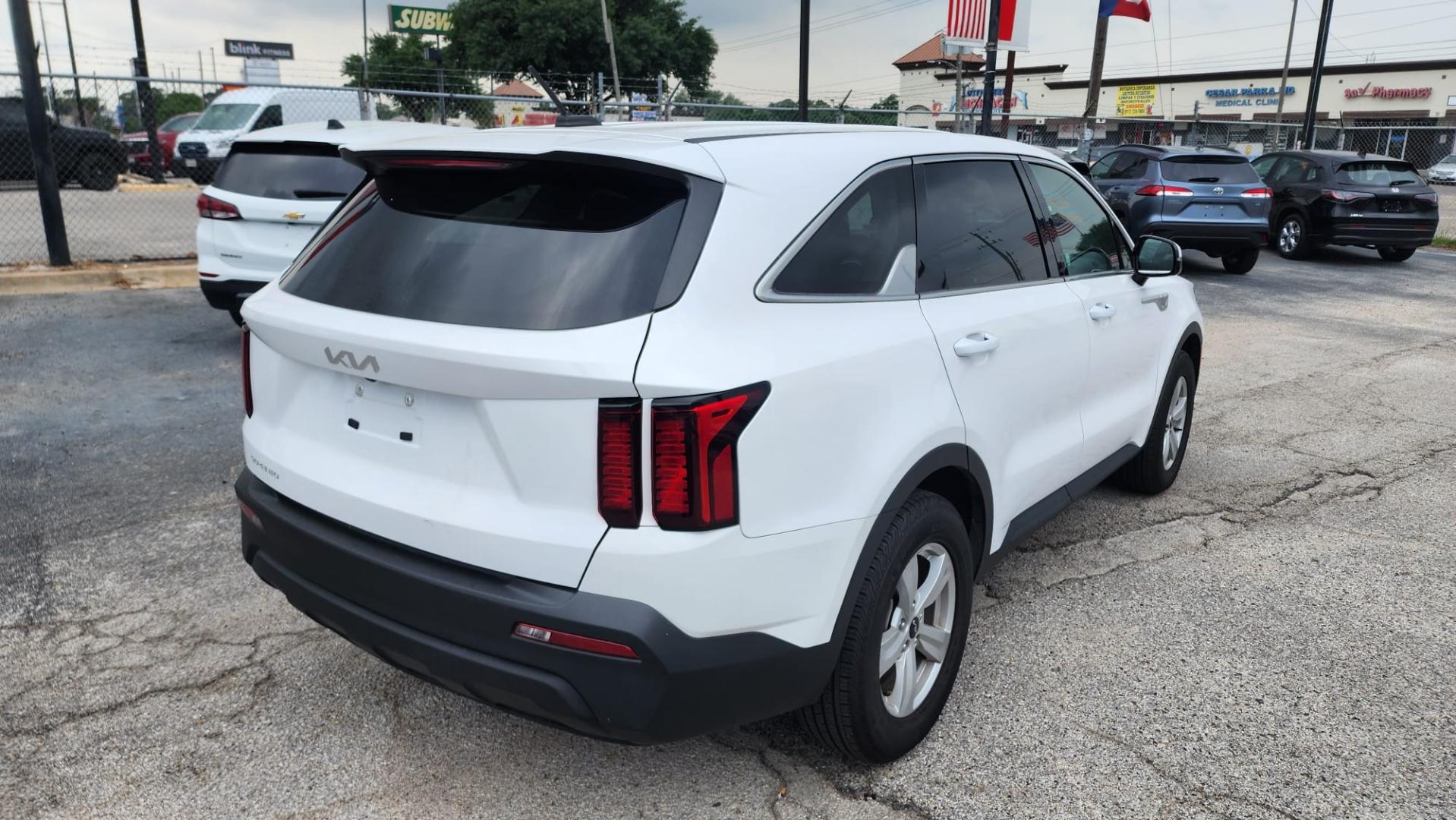 2023 White Kia Sorento LX 2WD (5XYRG4LC3PG) with an 2.4L L4 DOHC 16V engine, 6A transmission, located at 1842 Wirt Road, Houston, TX, 77055, (713) 973-3903, 29.805330, -95.484787 - Photo#3